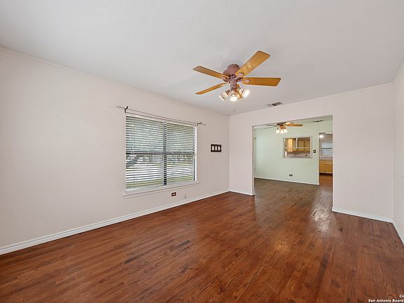 5th image of 215 S Hackberry Ave