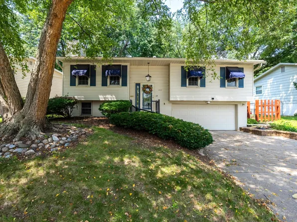 2928 Oxford Dr, Bettendorf, IA 52722