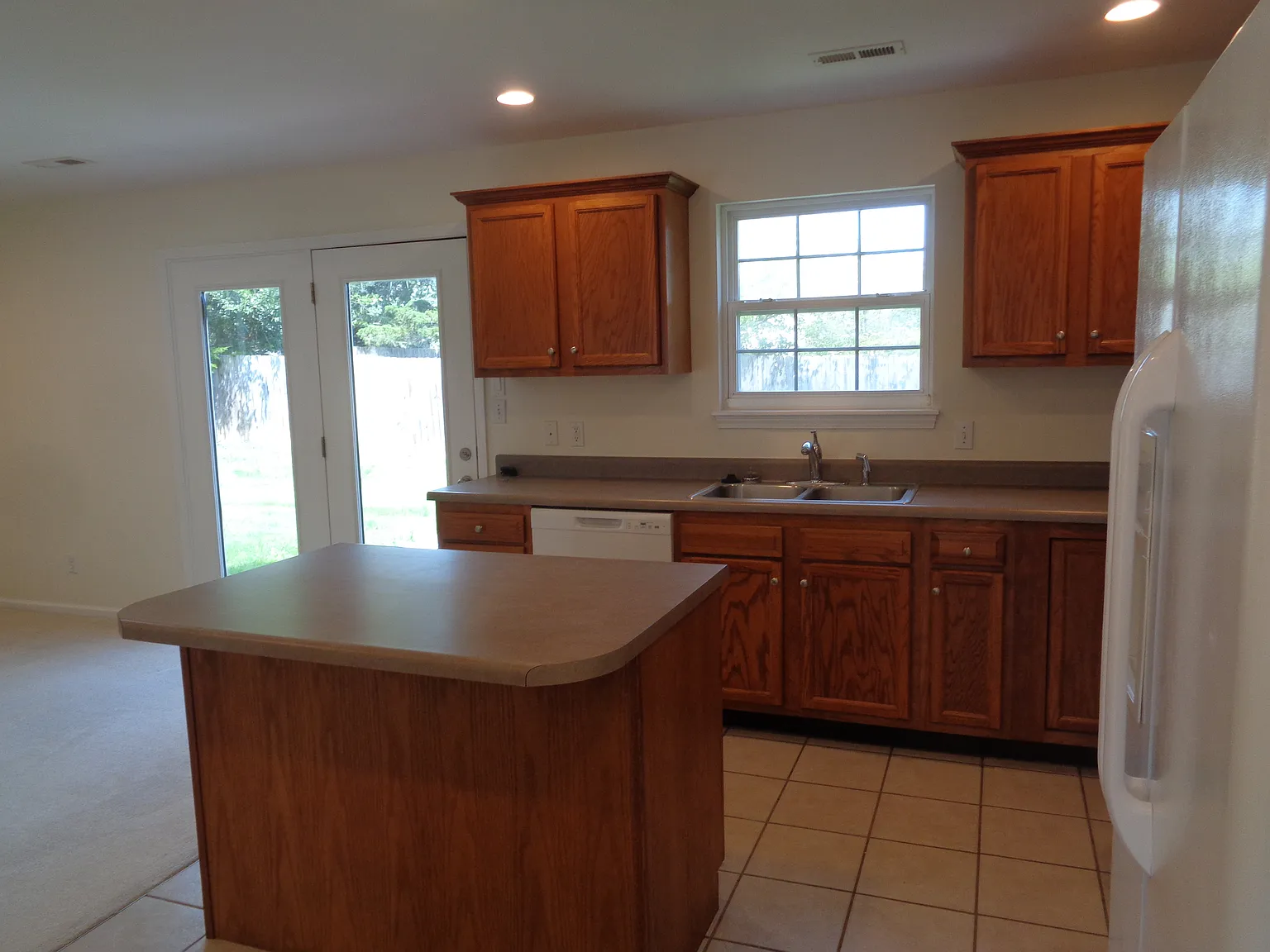 3 bed, 2.5 bath, 1686 sqft, $1,995 — Photo 4