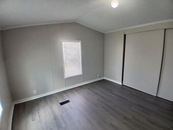 5th image of 311 Carriage Lane Est