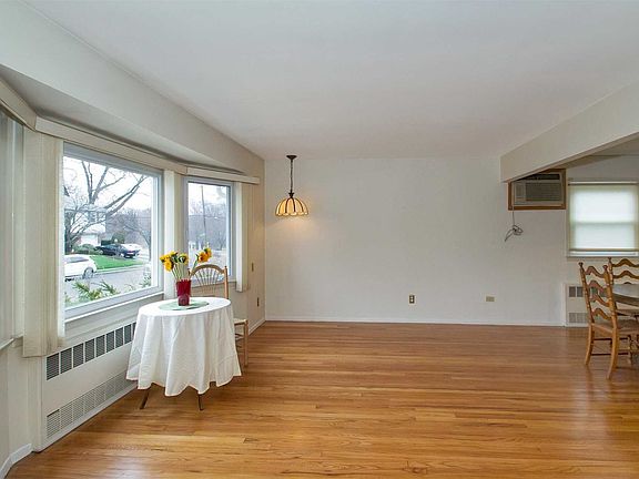 3rd image of 591 Harless Pl