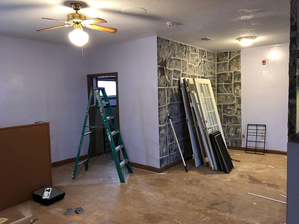 2nd image of 211 Lindsey St