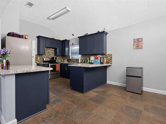 4th image of 2156 Greenwood Dr