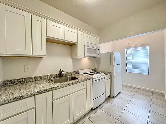 2nd image of 1415 G St APT 1