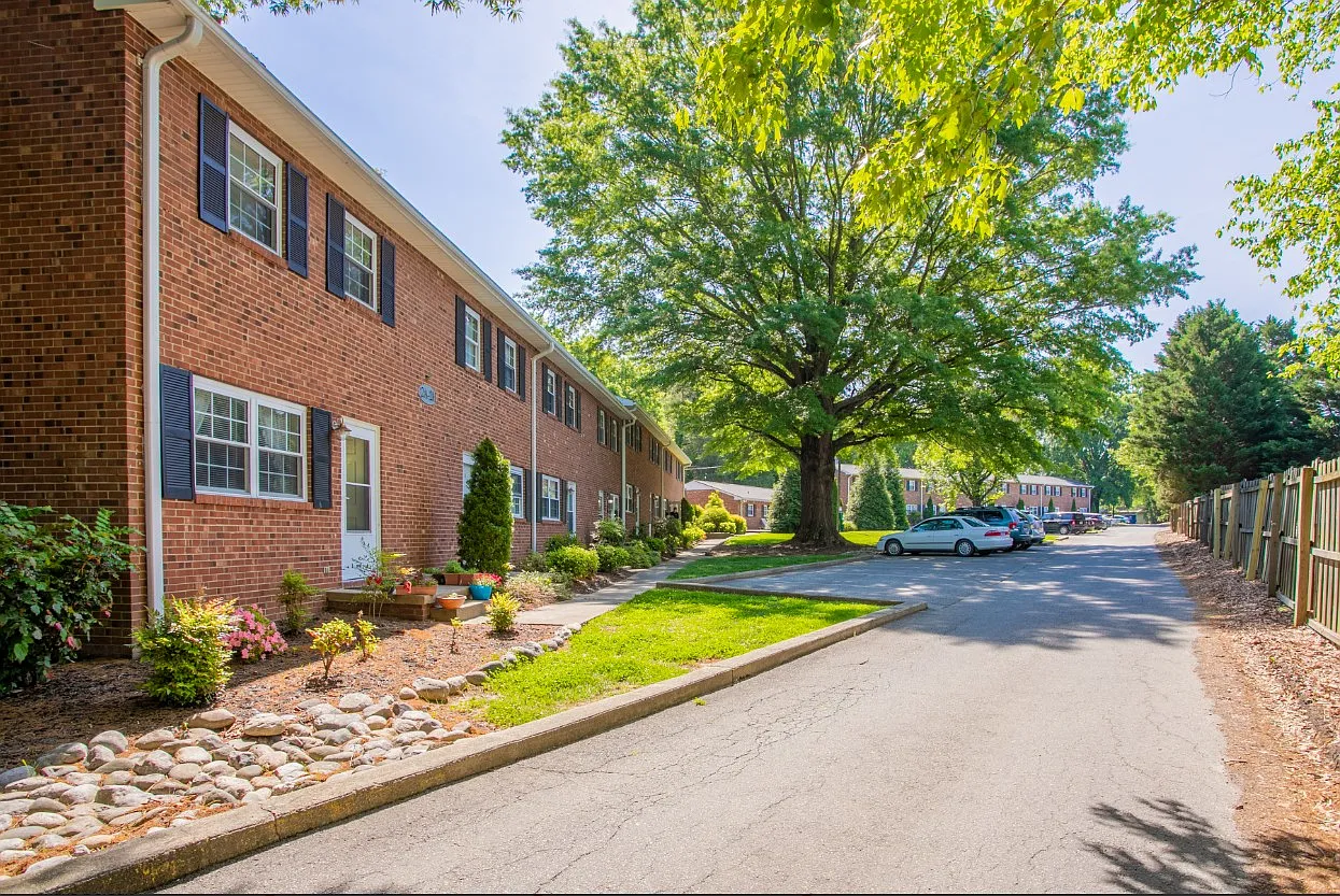 Elon Place — Photo 2