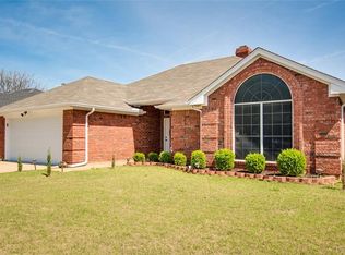 2906 Whetstone Ln, Euless, TX 76039