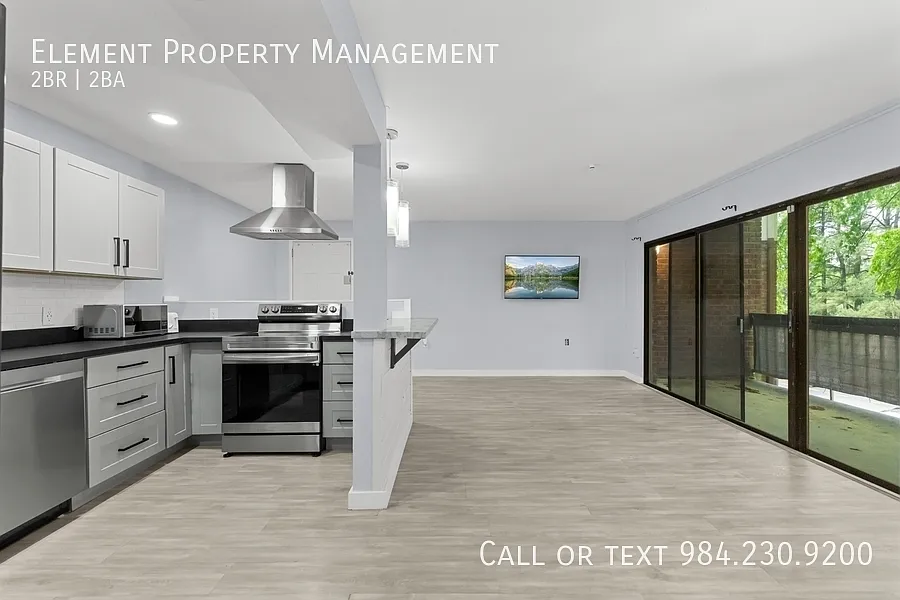 2 bed, 1.5 bath, 923 sqft, $1,295 — Photo 3