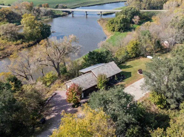 1823 Ashley Ave, Larchwood, IA 51241