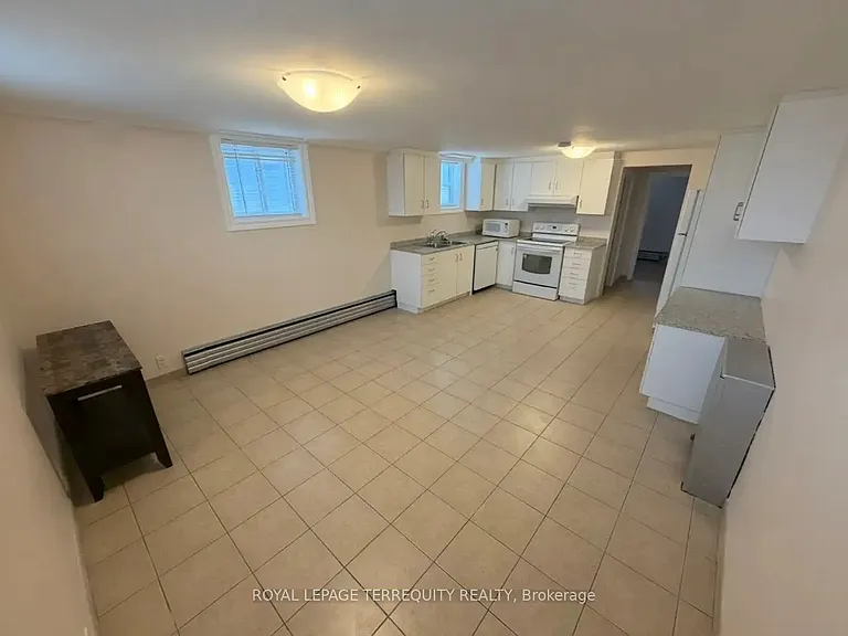 1564 The Queensway — Photo 3