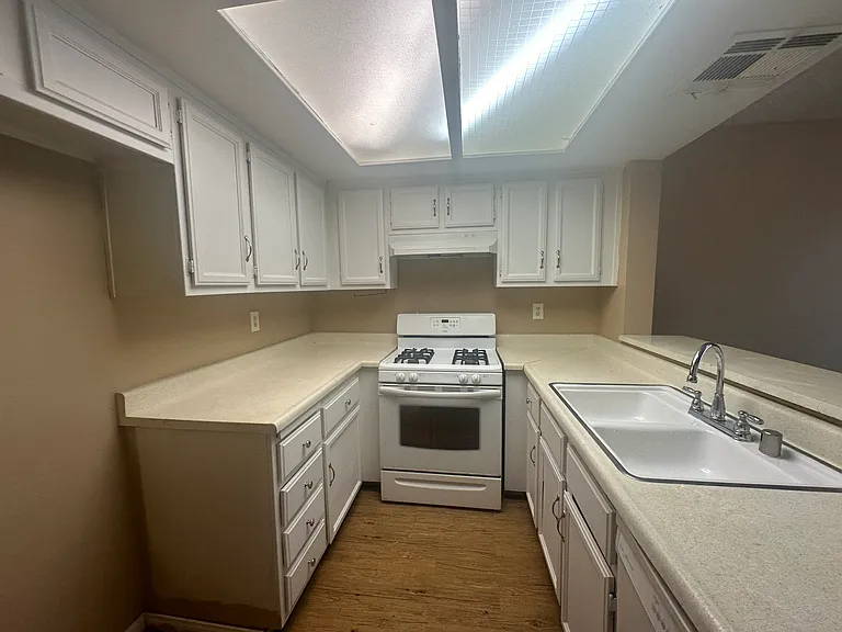1025 N Tippecanoe Ave #201 — Photo 10