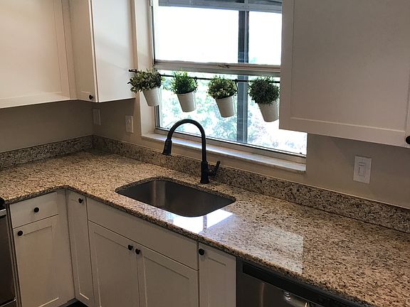 4th image of 1419 Cromwell Dr