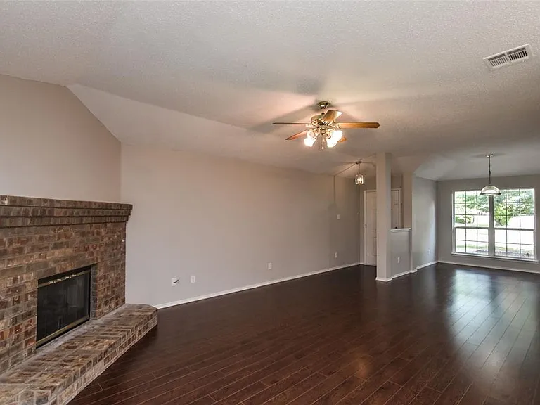 2404 Glenhaven Dr — Photo 2