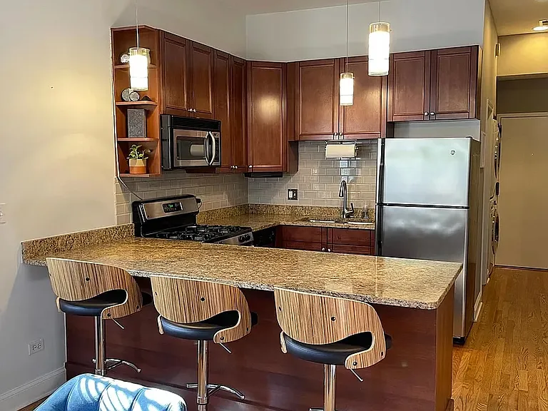 2025 W Erie St #1R — Photo 1