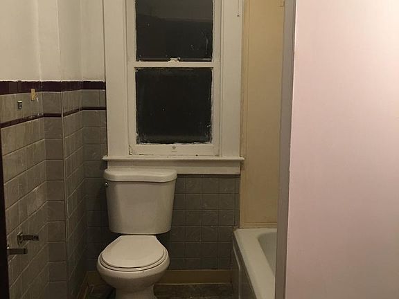2nd image of 423 17th St Fl 1ST
