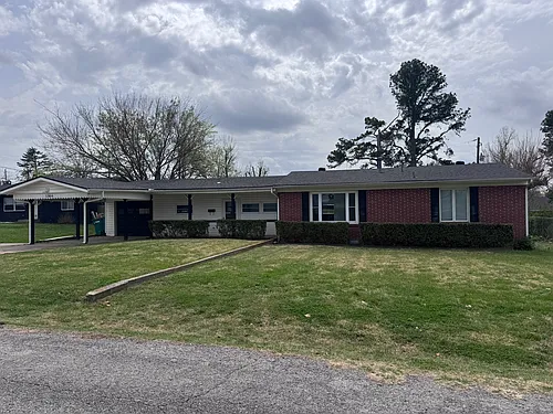1306 W Pecan St Photo 1