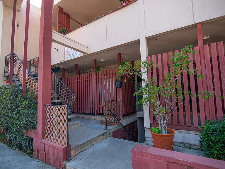 Vine Street Apartments — Photo 9
