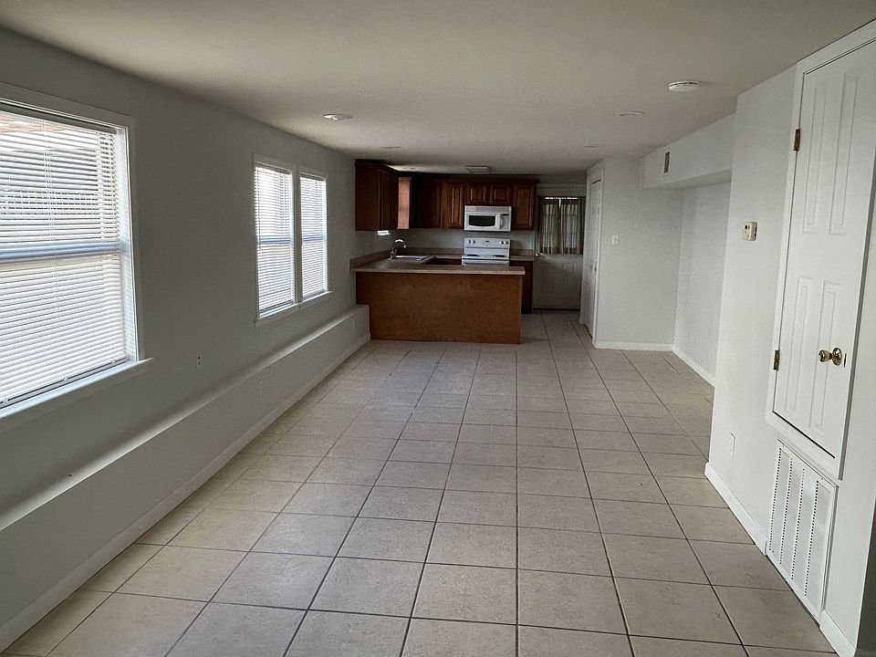 Open plan living/dining room