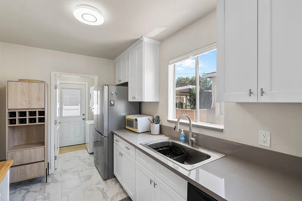 3 bed, 1.5 bath, 1496 sqft, $7,500 — Photo 3