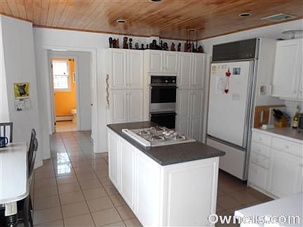 Family friendly, eat in kitchen with center island!