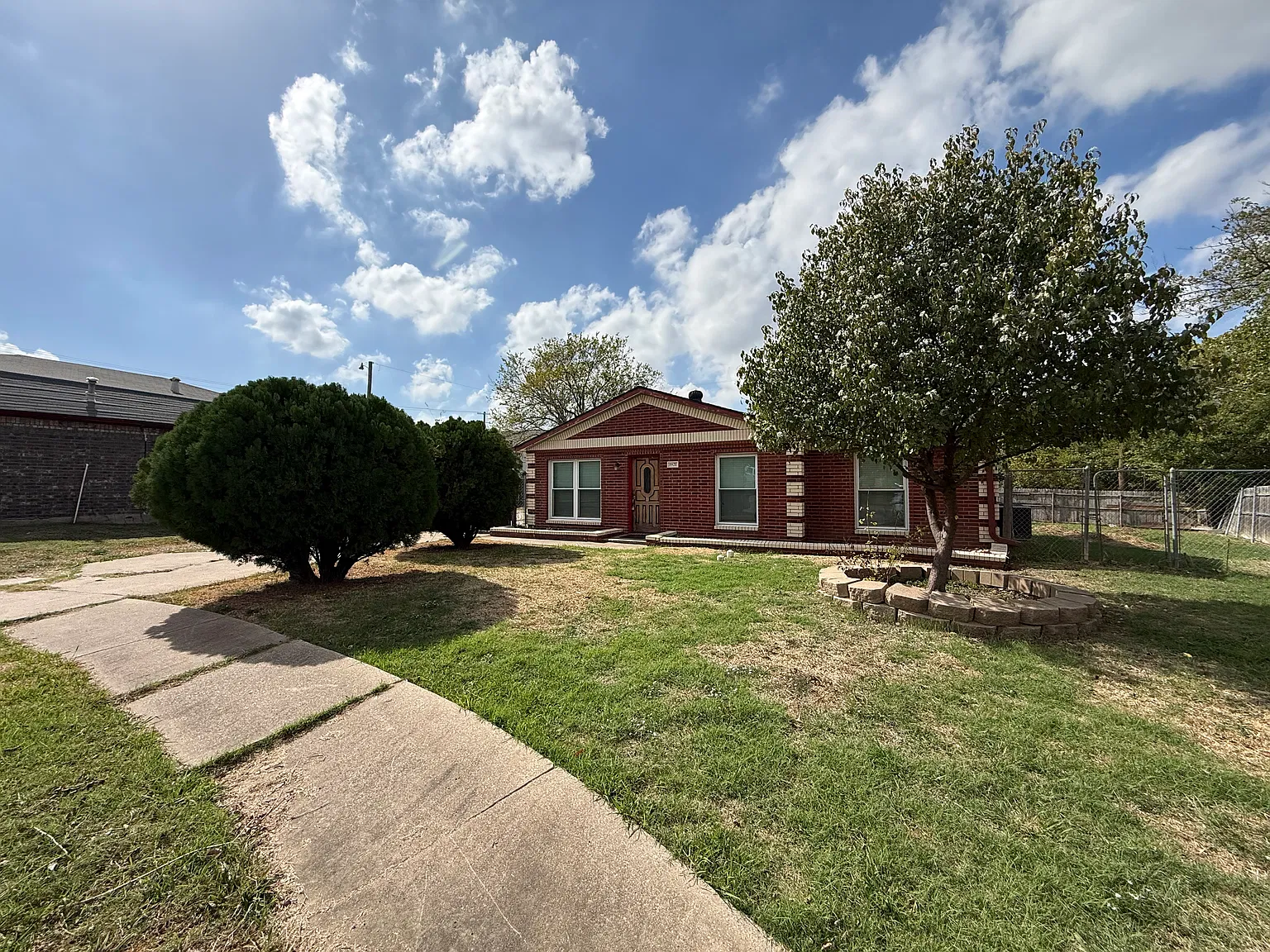 3 bed, 1129 sqft, $2,100 — Photo 1