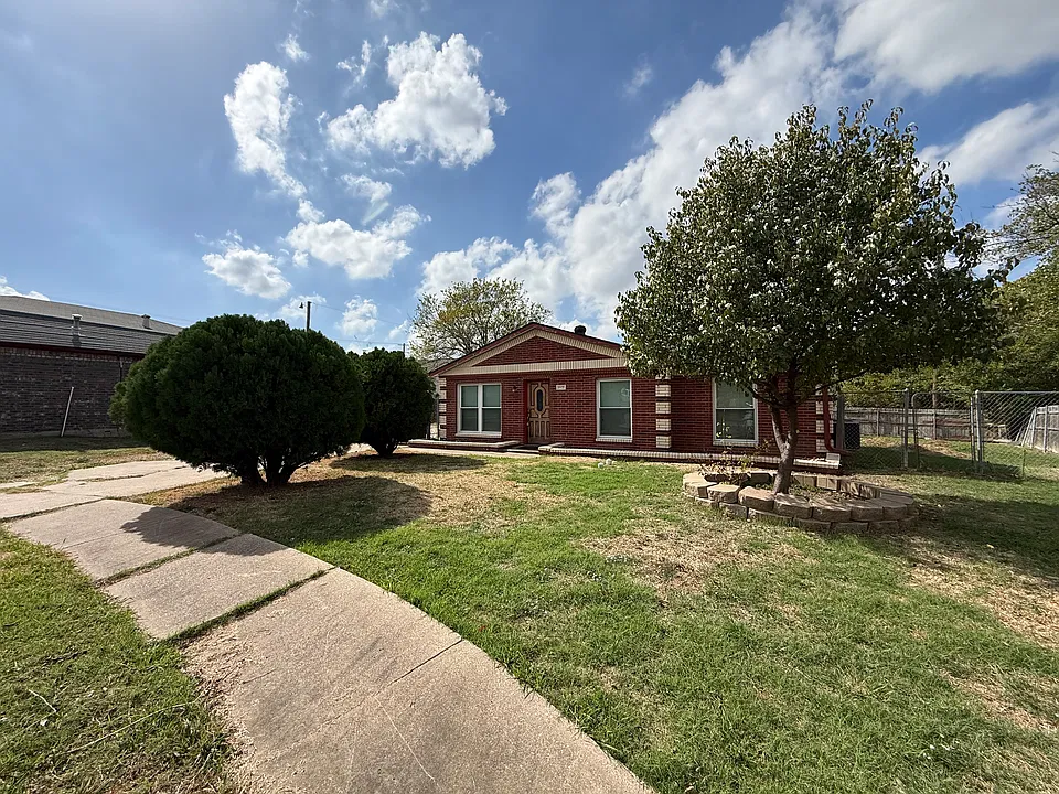 1921 Danbury Dr
