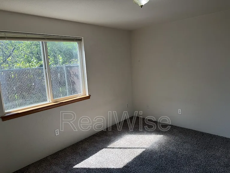 210 3rd St #B — Photo 7