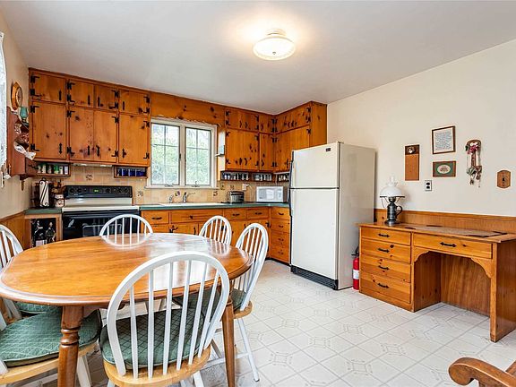 4th image of 38 Huron St