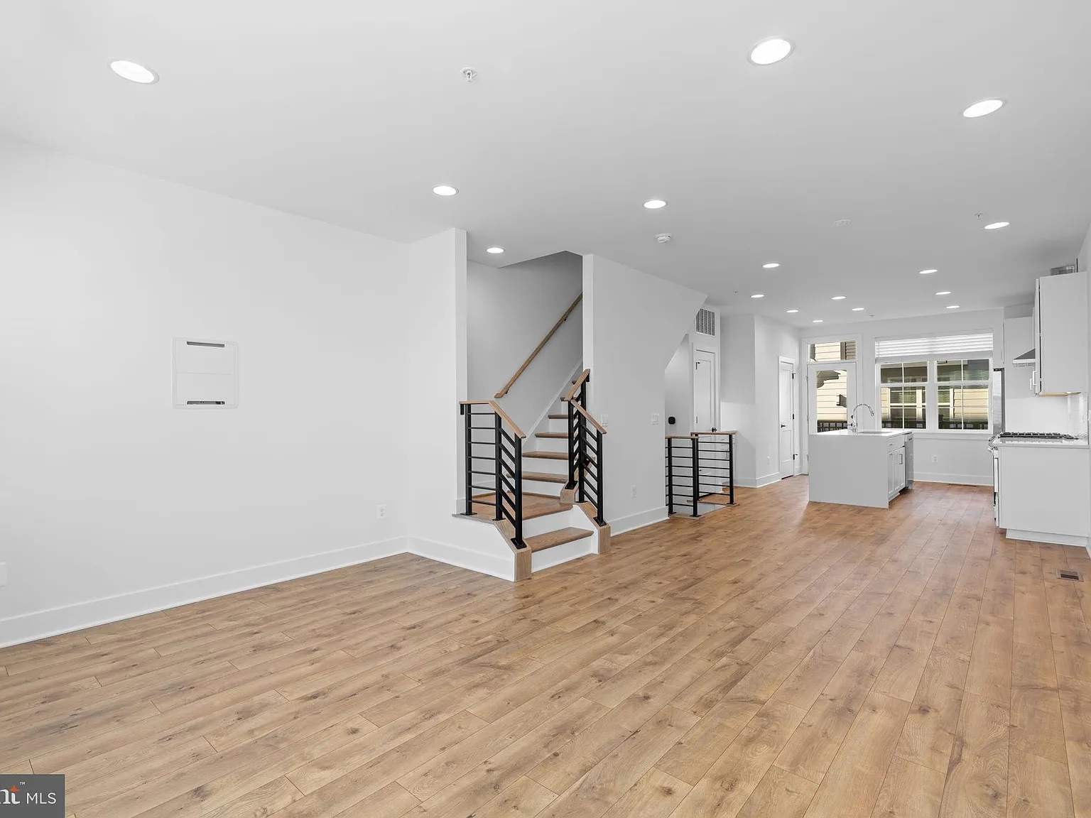 3 bed, 3.5 bath, 1668 sqft, $4,200 — Photo 4