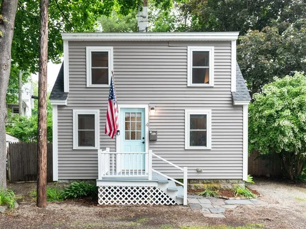 4 Elm Court, Newmarket, NH 03857