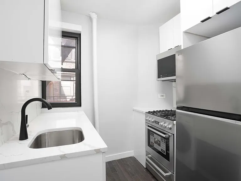 210 W 10th St #2D — Photo 2