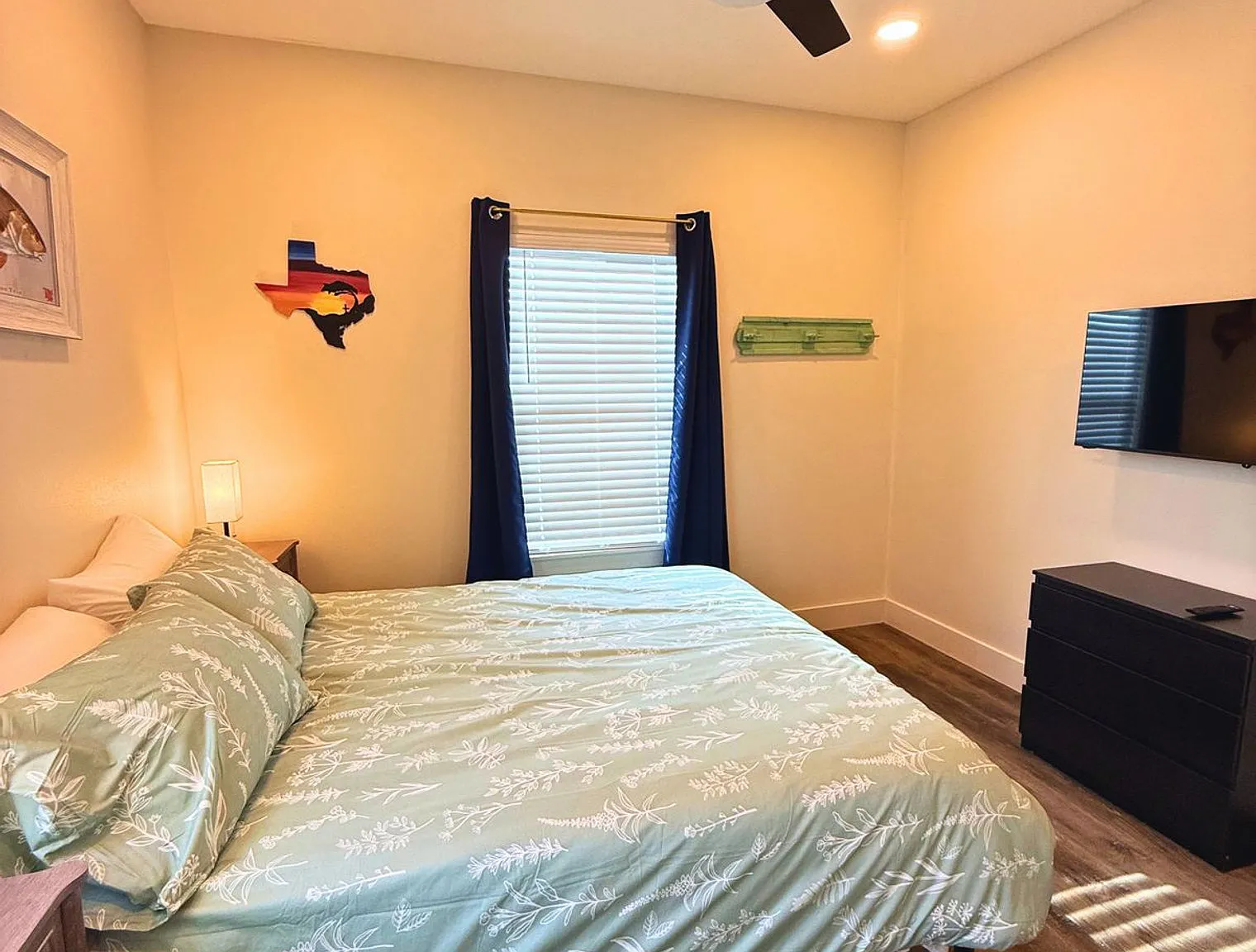 3 bed, 2.0 bath, 13777 sqft, $3,065 — Photo 4