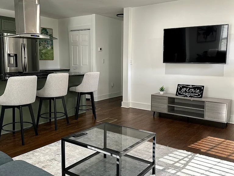 1417 Mercer Ave — Photo 3
