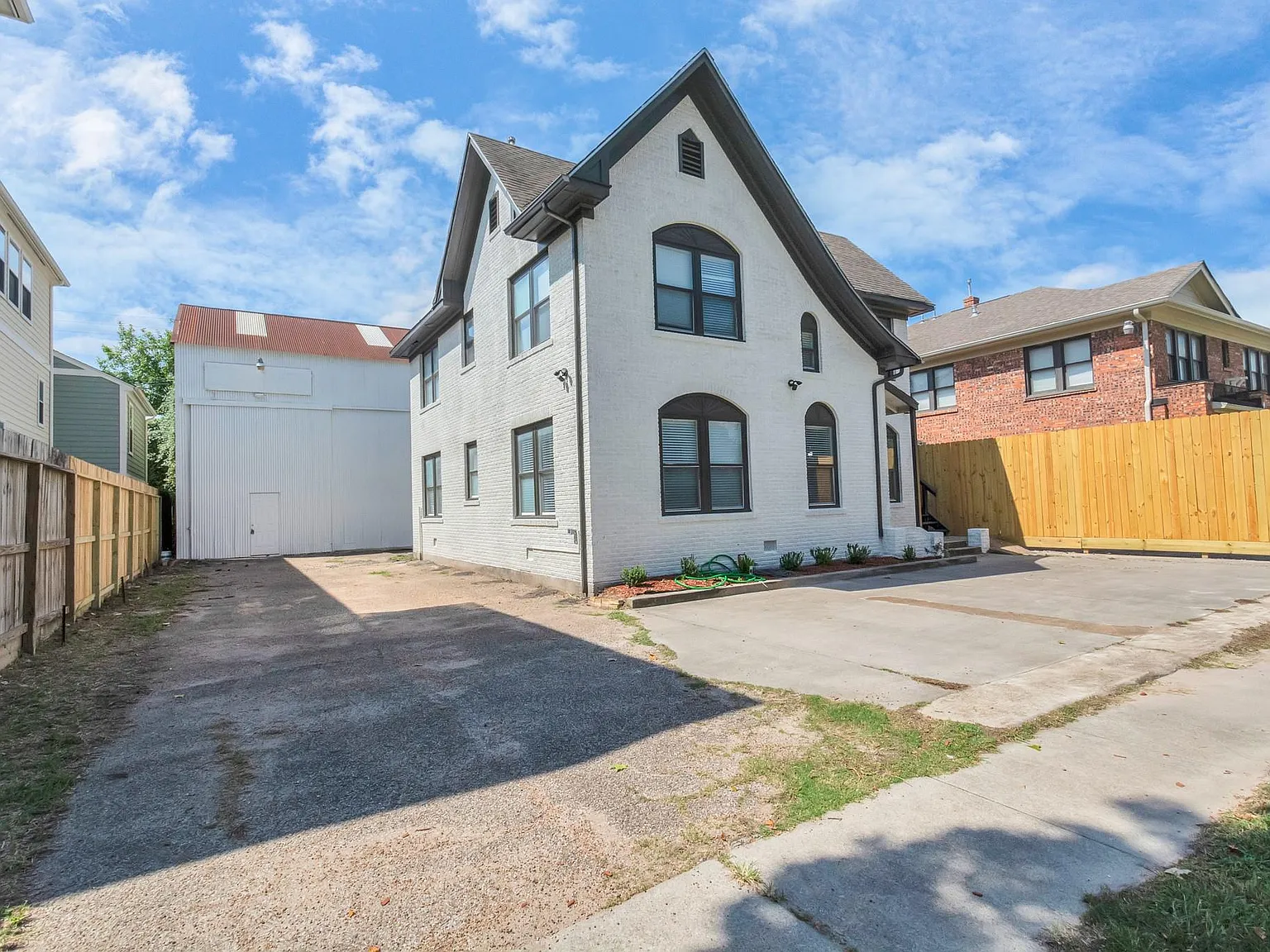 3 bed, 2.0 bath, 2398 sqft, $2,200 — Photo 3