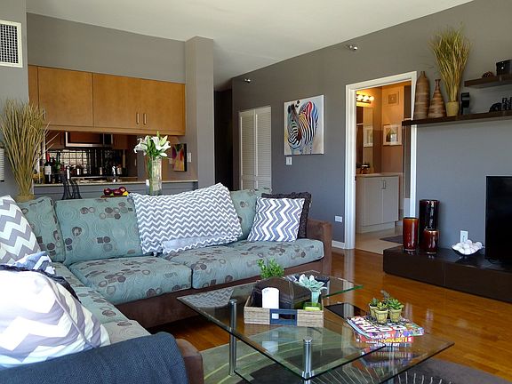 3rd image of 611 S Wells St Unit 908