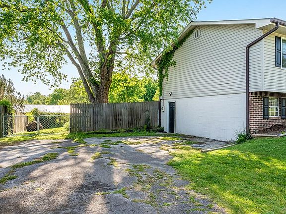 5th image of 2228 Tanglewood Ct SE