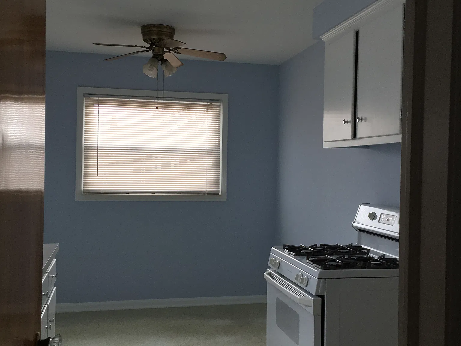 3 bed, 1.0 bath, 948 sqft, $1,300 — Photo 3
