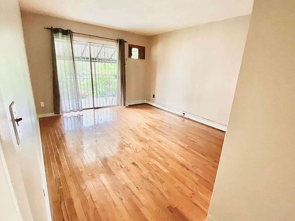 5th image of 3721 Greenpoint Ave #3