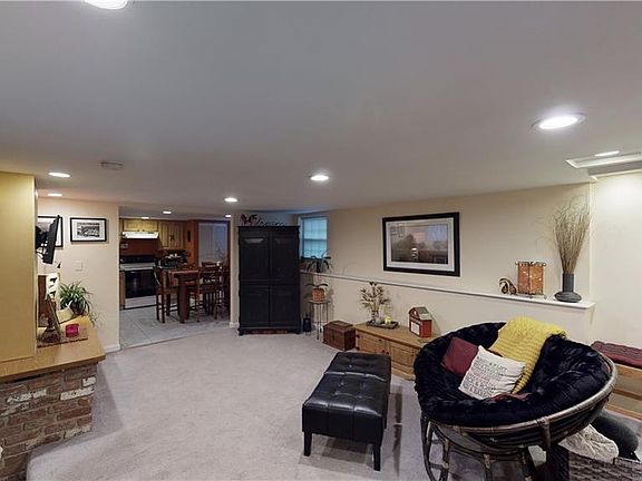 4th image of 833 Summer St APT E
