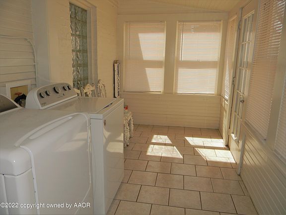 3rd image of 1006 Hillcrest St