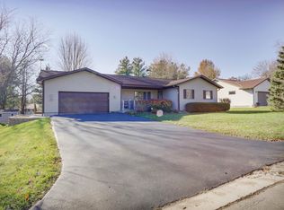 542 W Fairway Dr, Lena, IL 61048