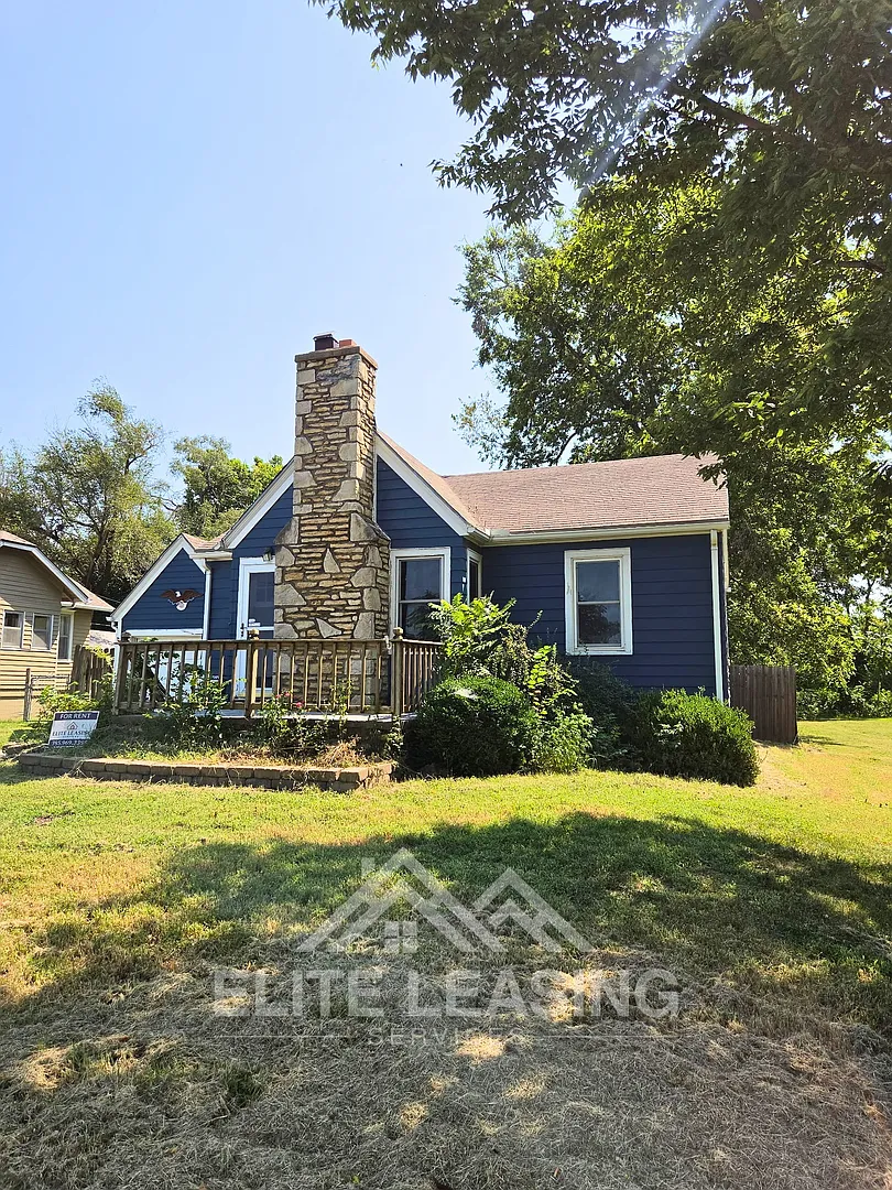 Charming 2-Bedroom Home with Spacious Backyard — Photo 1