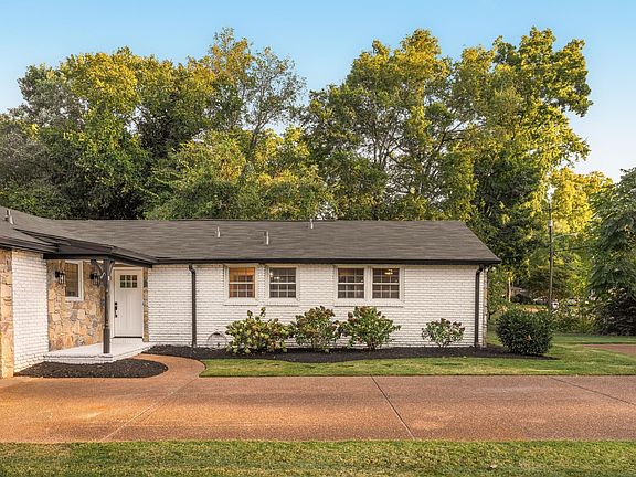 3rd image of 1048 Percy Warner Blvd