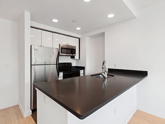 3rd image of 1595 Lexington Ave APT 6D