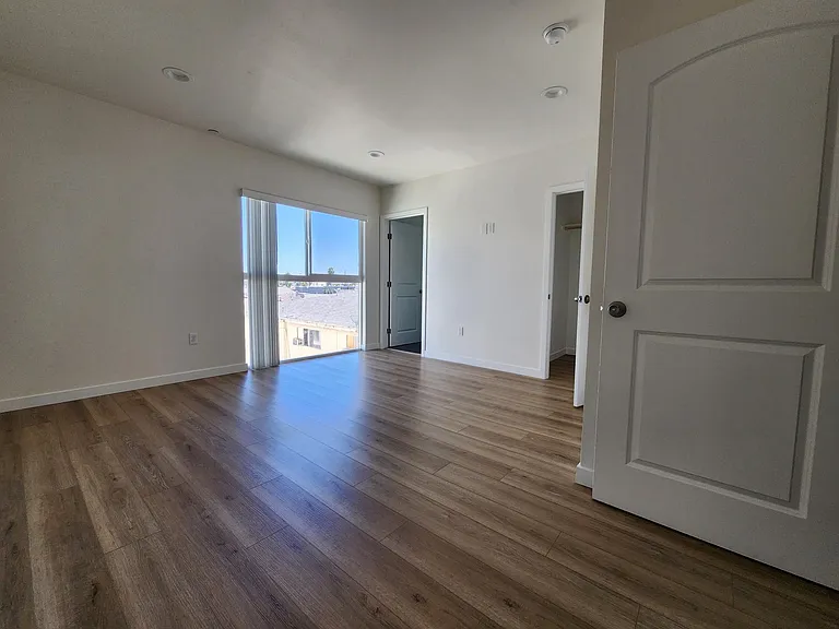 1147 N Kenmore Ave — Photo 18
