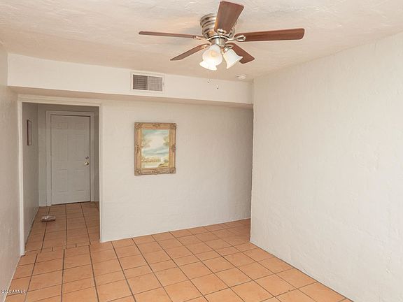 5th image of 610 W Southgate Ave