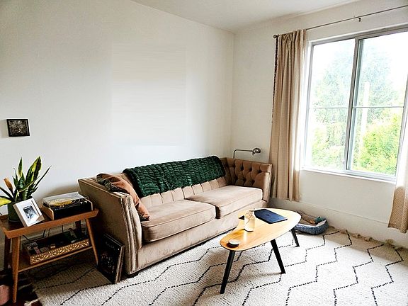 5th image of 2834 Victoria Dr
