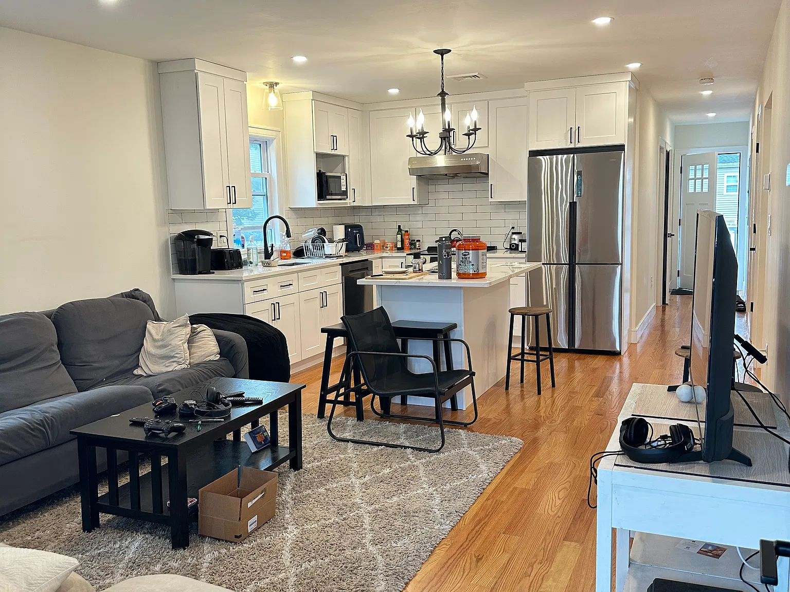 3 bed, 1000 sqft, $3,300 — Photo 2