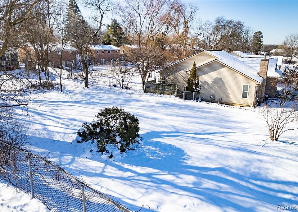2nd image of 2581 Packard Rd