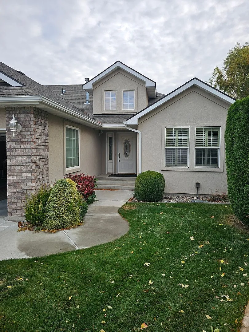 Townhouse located near Canyon Rim Parkway and tons of shopping — Photo 1