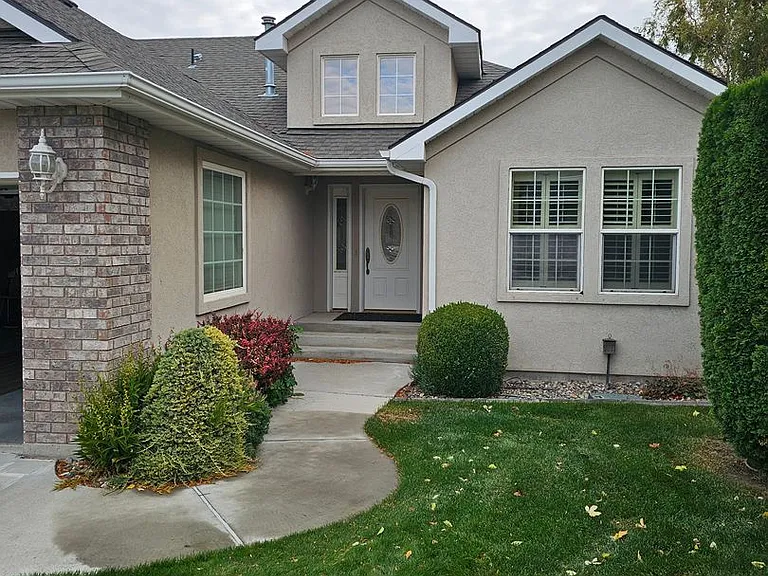 882 Canyon Park Ave — Photo 1